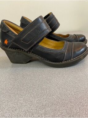 Black Leather ChunkyMary Jane shoes with Adjustable Strap